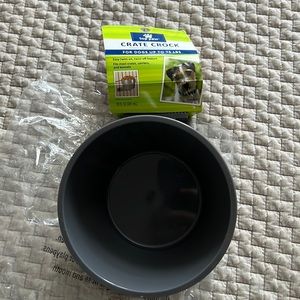 Top Paw crate crock. New!